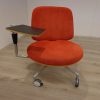 Fauteuil rood gestoffeerd op wielen met tafeltje