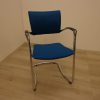 Vergaderstoel blauw gestoffeerd met chroom slede frame