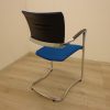 Vergaderstoel blauw gestoffeerd met chroom slede frame