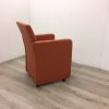 Fauteuil oranje kunstleer op wielen