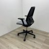 Bureaustoel grijze stoffering en netwave rug